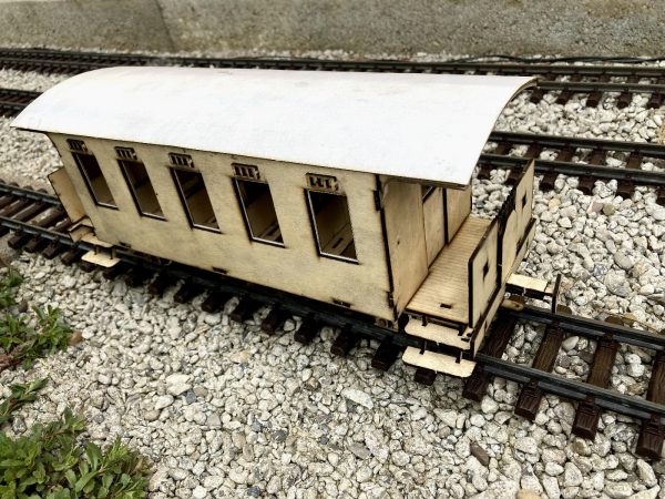 Zostavený, nenafarbený model osobného vozňa Bi pre záhradnú železnicu
