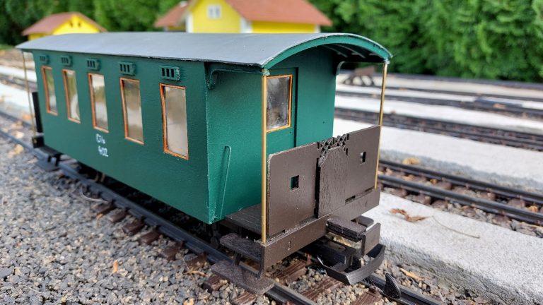 Drevený model osobného vozňa Bi pre záhradnú železnicu, predný pohľad