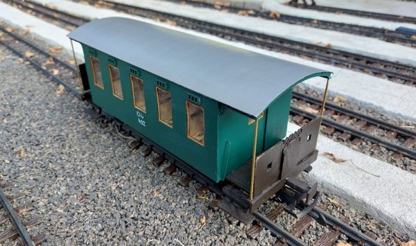 Drevený model osobného vozňa Bi pre záhradnú železnicu, predný pohľad