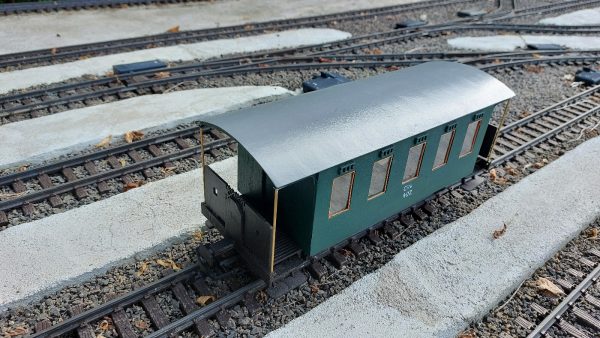 Drevený model osobného vozňa Bi pre záhradnú železnicu, horný pohľad