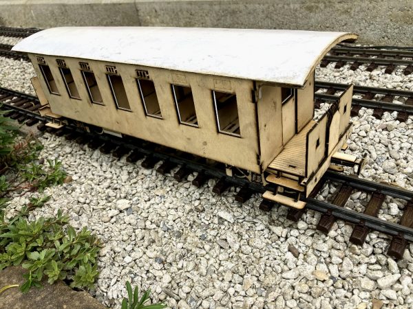 Zostavený, nenafarbený 3D model osobného vagónu Ca pre záhradnú železnicu