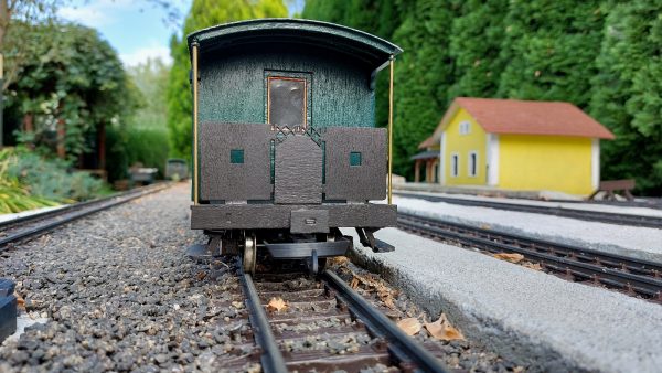 Drevený model osobného vozňa Ca pre záhradnú železnicu, predný pohľad