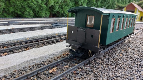 Drevený model osobného vozňa Ca pre záhradnú železnicu, bočný pohľad