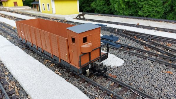 Drevený model nákladného vozňa OO pre záhradnú železnicu