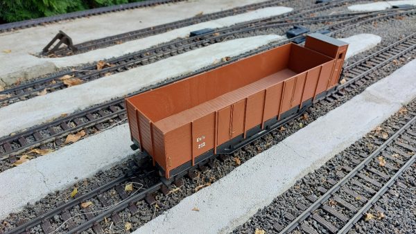 Drevený model nákladného vozňa OO pre záhradnú železnicu , bočný pohľad