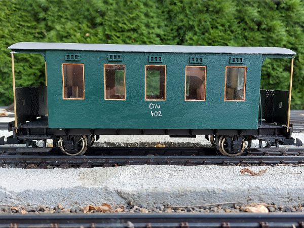 Drevený model osobného vozňa Bi pre záhradnú železnicu, bočný pohľad