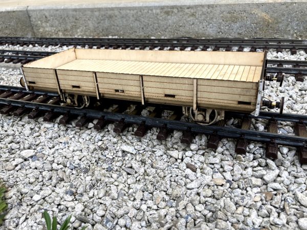 Zostavený, nenafarbený model nákladného vozňa Np pre záhradnú železnicu