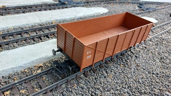 Hotový model nákladného vozňa Vtu pre záhradnú železnicu, zadný pohľad