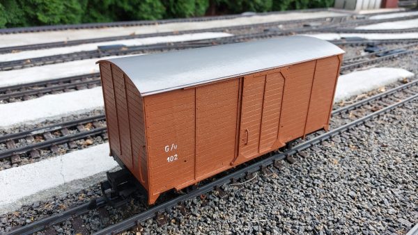 Drevený model nákladného vozňa Z pre záhradnú železnicu, bočný pohľad