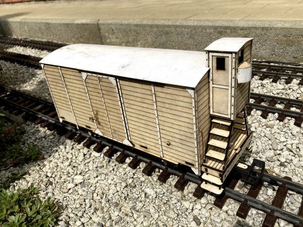 Nenafarbený, zostavený 3D model železničného vozňa Z s búdkou, pre záhradnú železnicu