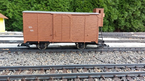 Drevený model nákladného železničného vozňa Z s búdkou pre záhradnú železnicu, bočný pohľad