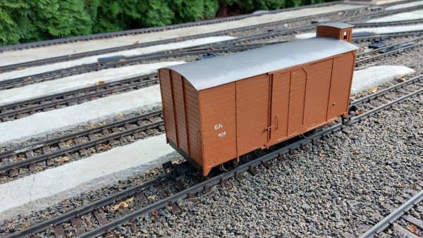 Drevený model nákladného železničného vozňa Z s búdkou pre záhradnú železnicu