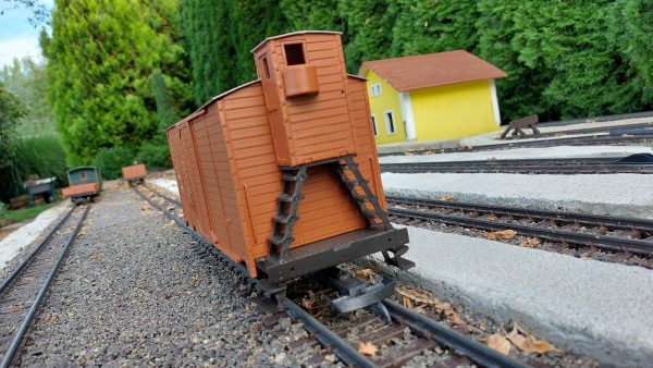 Hotový drevený model železničného vozňa Z s búdkou, pre záhradnú železnicu