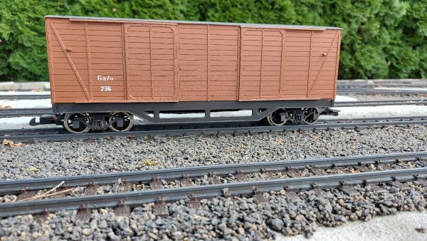 Drevený model nákladného, krytého vozňa GG pre záhradnú železnicu, bočný pohľad