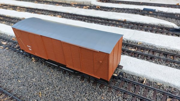 Drevený model nákladného, krytého vozňa GG pre záhradnú železnicu, horný pohľad