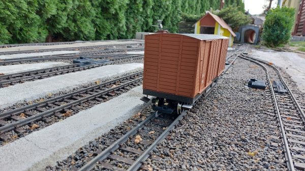 Drevený model nákladného, krytého vozňa GG pre záhradnú železnicu