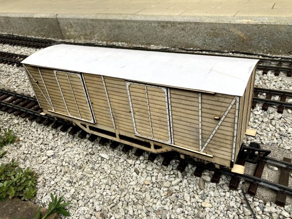 Nenafarbený model nákladného vozňa GG pre záhradnú železnicu