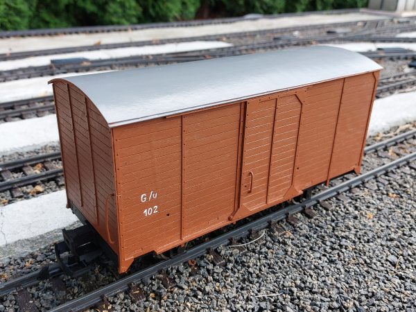 Drevený model nákladného vozňa Z pre záhradnú železnicu, bočný pohľad
