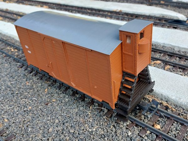 Drevený model nákladného železničného vozňa Z s búdkou pre záhradnú železnicu, horný pohľad